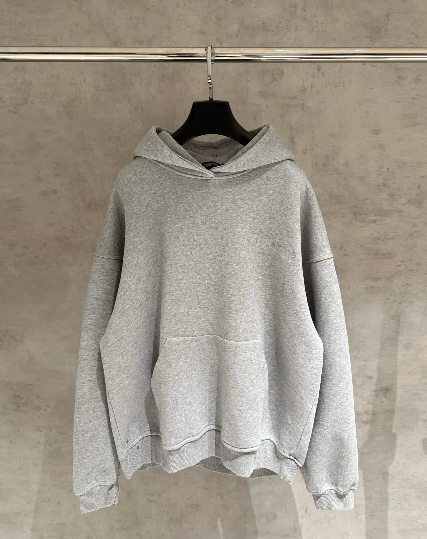 🅿️380 [Strict quality control] CH Croixin's new long-sleeved hooded sweatshirt. The fabric is made of heavy 480g double yarn fabric. The whole garment is washed. The front and rear panels are laser burned. The ready-to-wear wash is loose. The fabric is stiff and stylish. It does not deform or shrink. Color: black, white, floral gray. Size: M-2xl